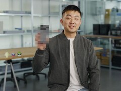 Carl Pei, a Nothing vezérigazgatója, kezében egy elmosódott Nothing telefonnal (3). (Kép forrása: Google)